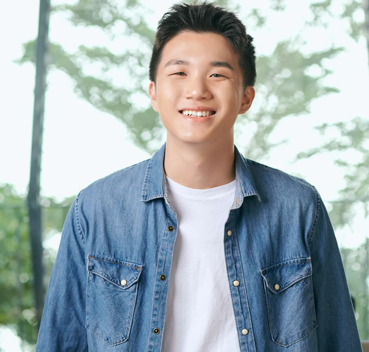 유리벽에 붙인 메모를 가리키며 함께 논의하는 세 사람